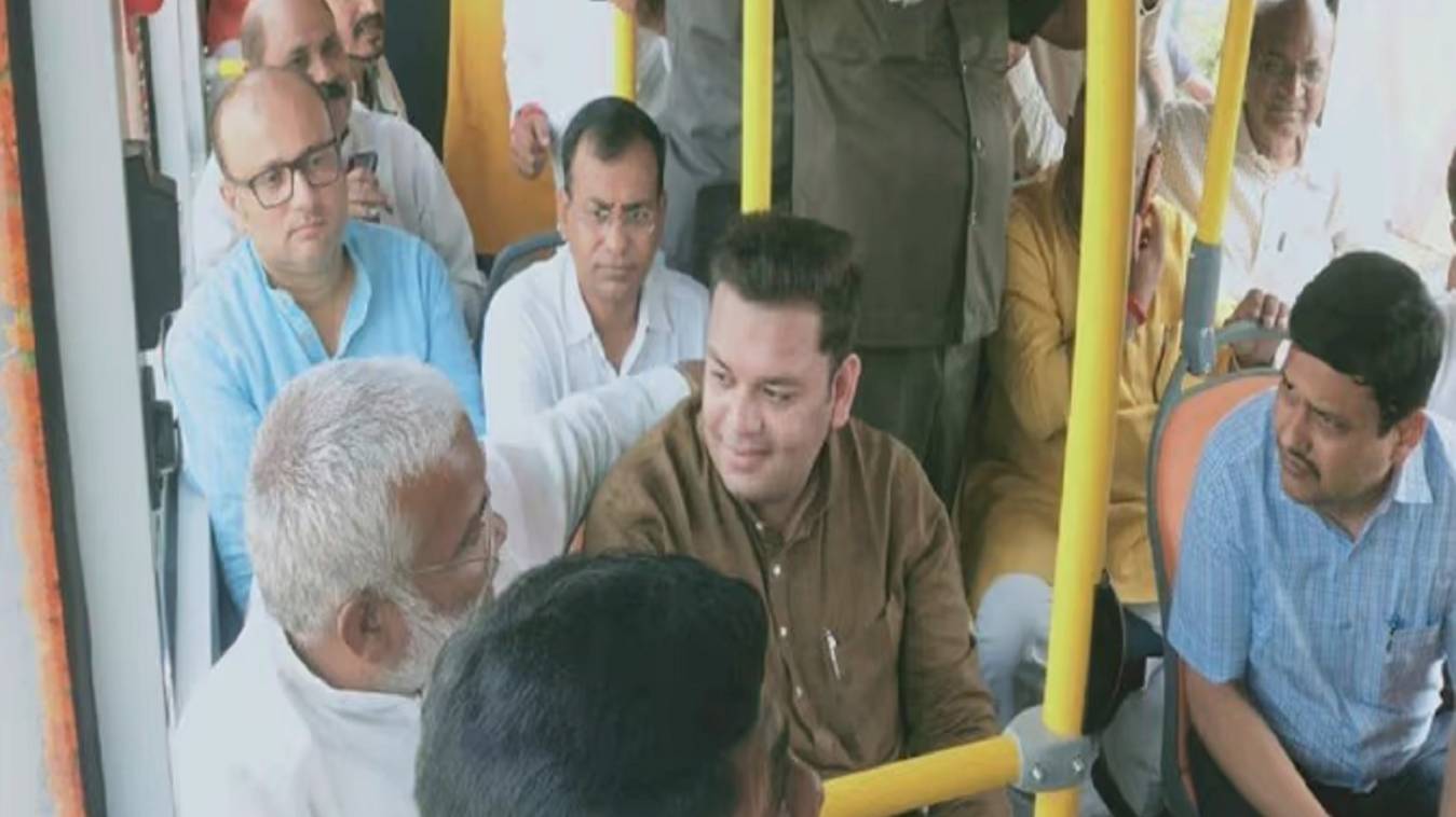 प्रभारी मंत्री ने दिखाई  ई -बसों को हरी झंडी 