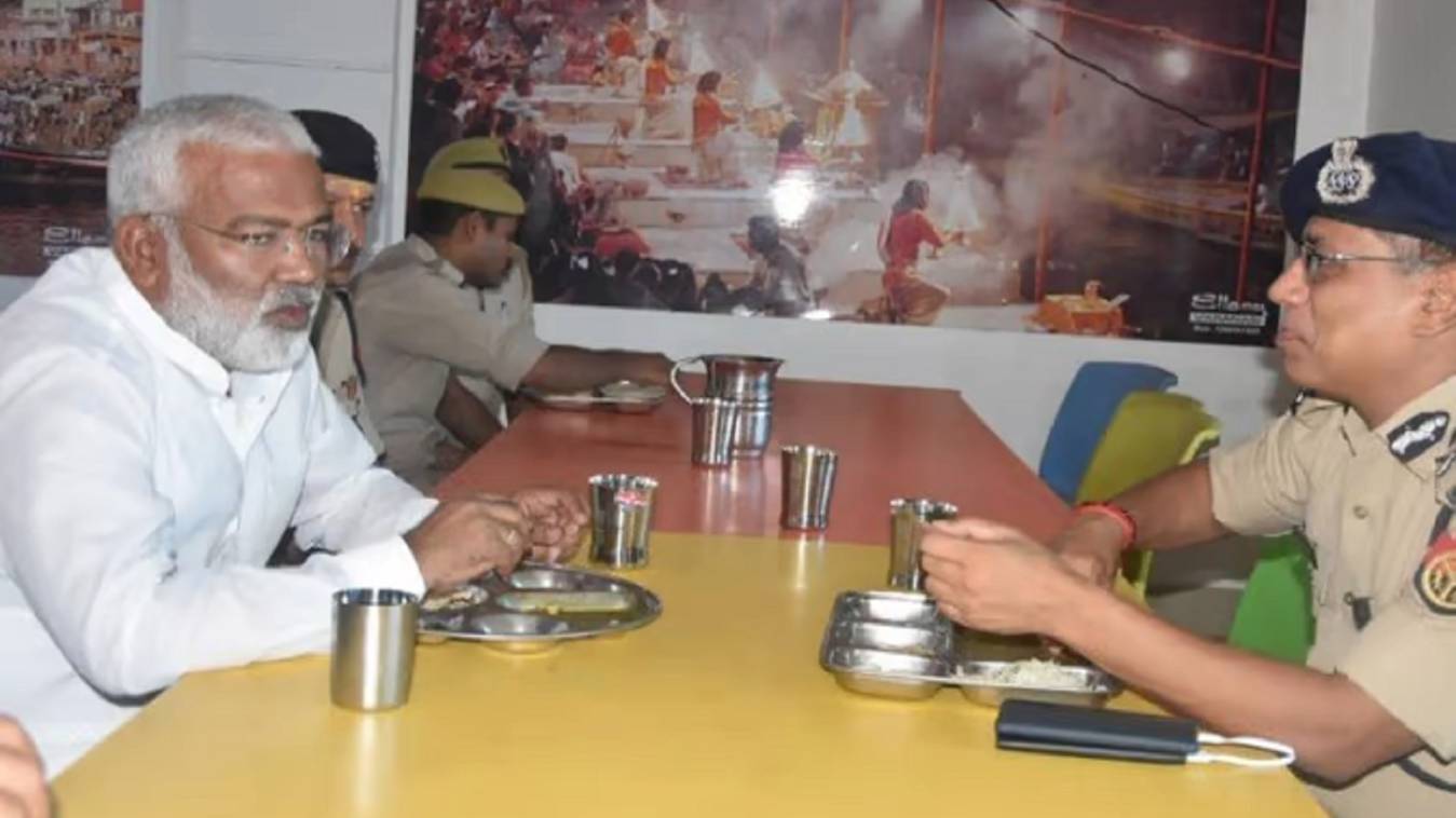 पुलिस लाइन मेज पहुंचे मंत्री स्वतंत्रदेव सिंह, पुलिसकर्मियों के साथ खाया खाना