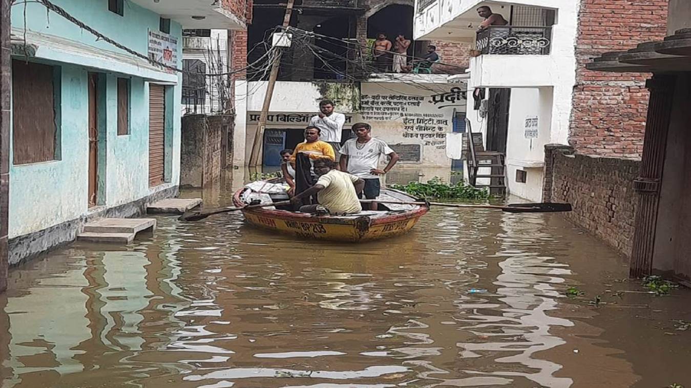 वाराणसी में हर घंटे 3 सेंटी मीटर बढ़ रहा गंगा का जलस्‍तर खतरा, गलियों में चलने लगी नाव