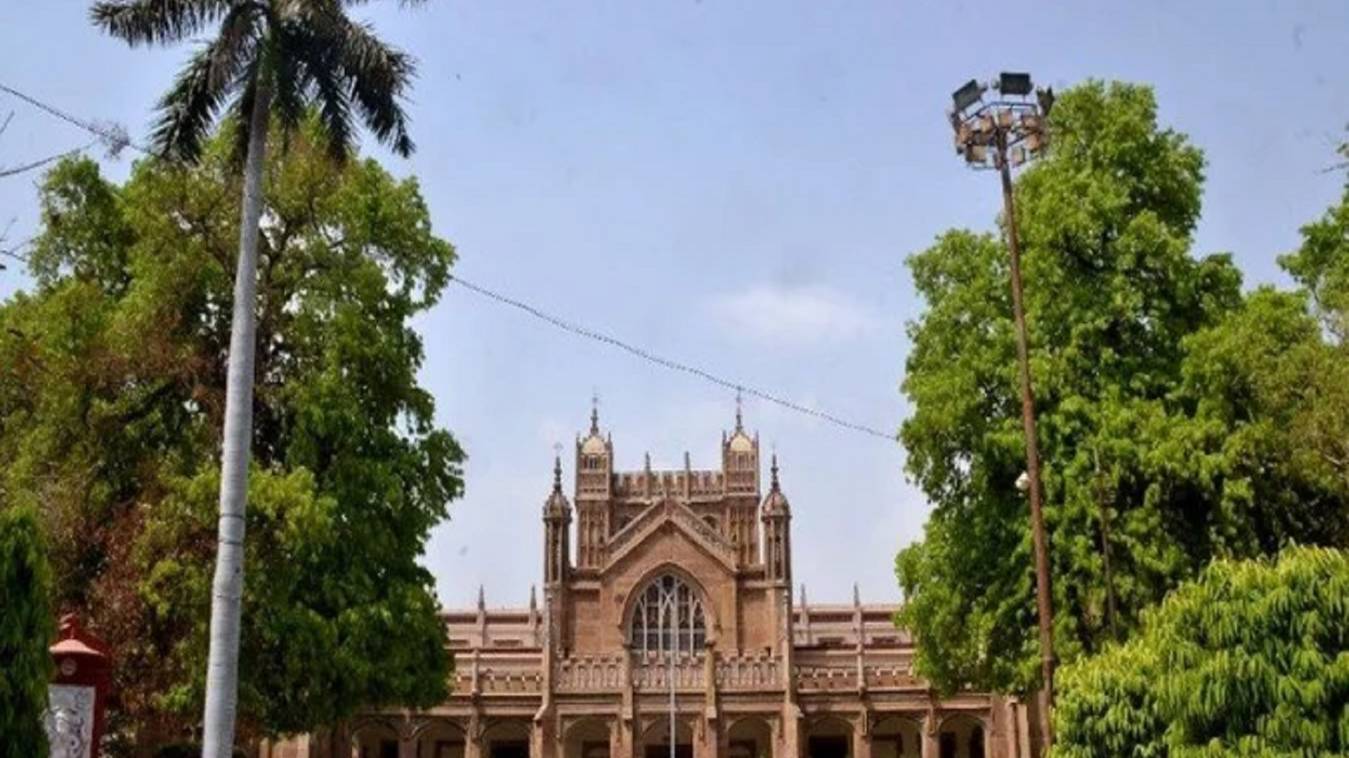 शोध प्रवेश परीक्षा के दौरान मोबाइल से नकल करने का वीडियो वायरल होने से मचा हड़कंप, विवि का इनकार