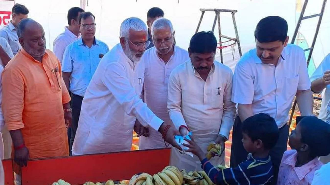 वाराणसी में मंत्री स्वतंत्र देव सिंह ने बाढ़ग्रस्त इलाकों का लिया जायजा: बोट के जरिए बांटा दूध,फल और पानी, DM को दिए निर्देश