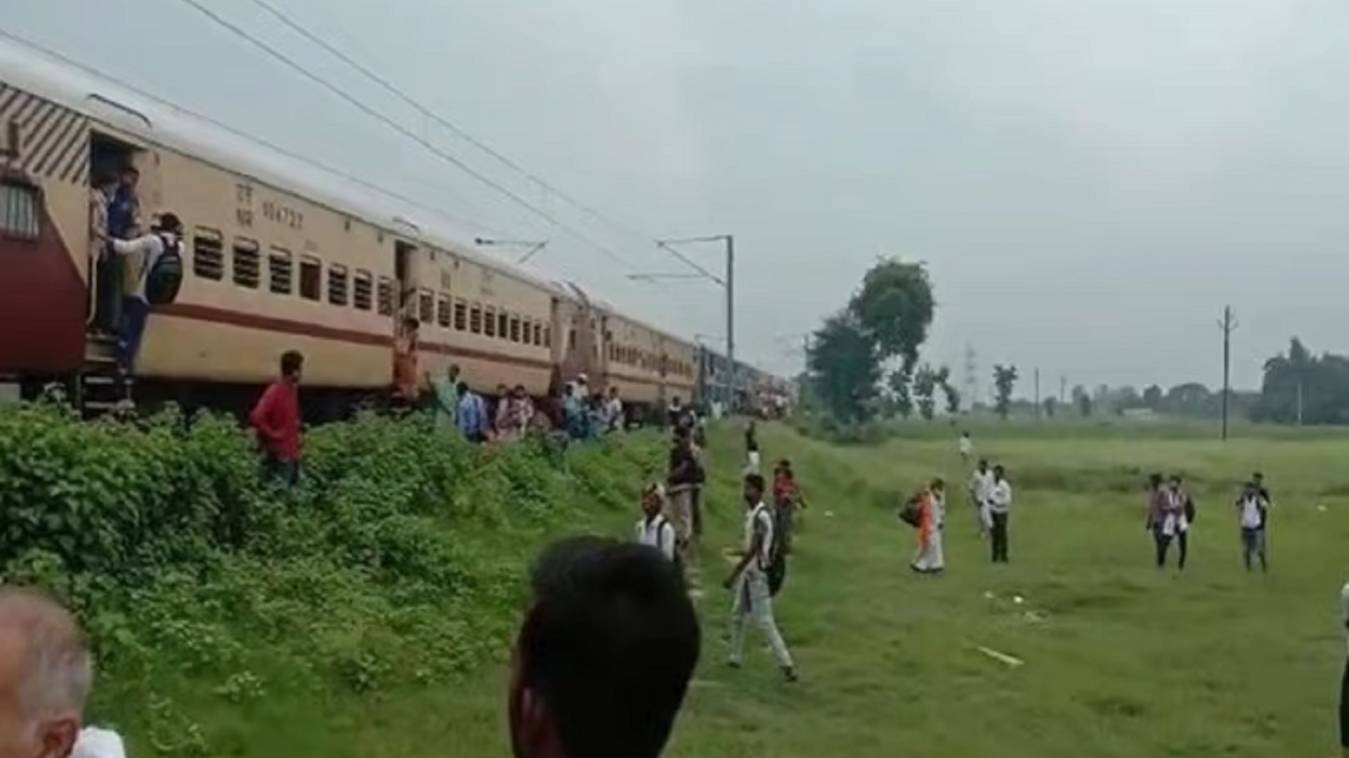 लखनऊ-वाराणसी इंटरसिटी से निकला धुँआ, मची अफरा-तफरी