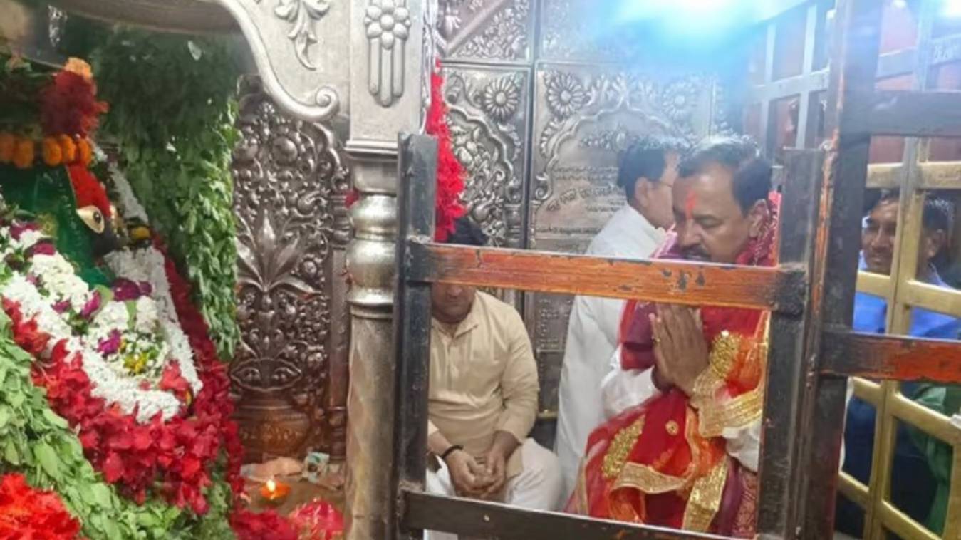 मिर्जापुर में डिप्टी सीएम ने मां विंध्यवासिनी में किया दर्शन पूजन, विंध्य कारिडोर पर की चर्चा