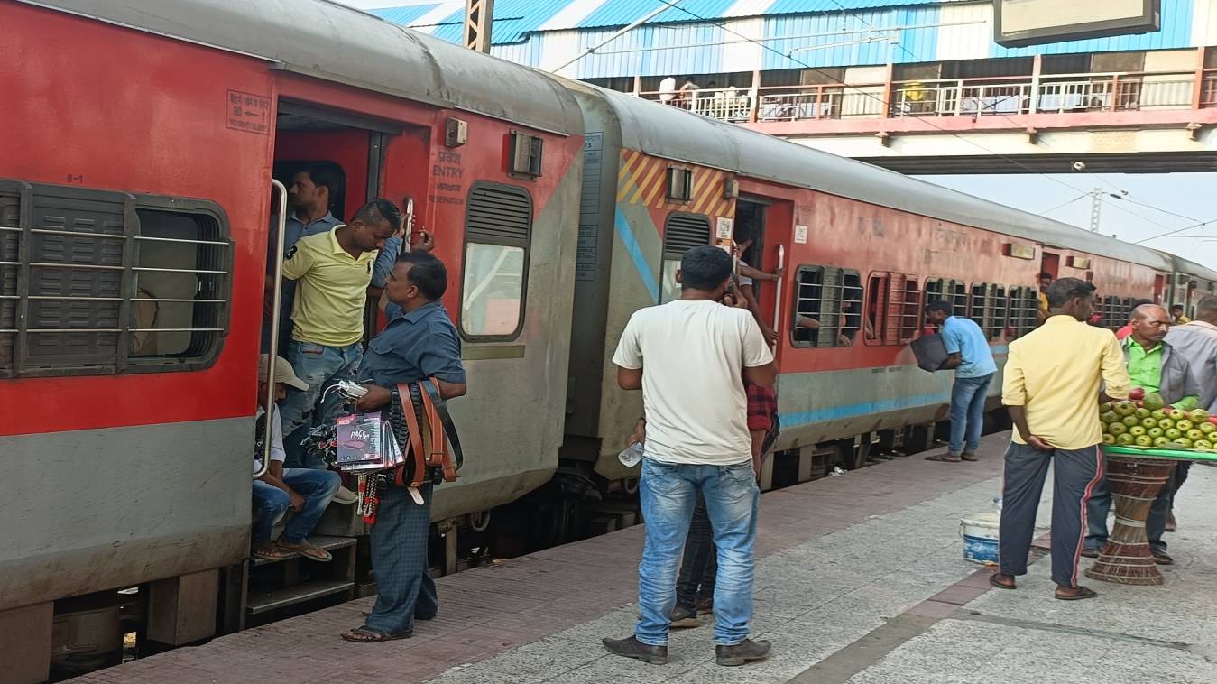 राजधानी एक्सप्रेस में महिला यात्री से छेड़खानी, पुलिस ने किया अरेस्ट