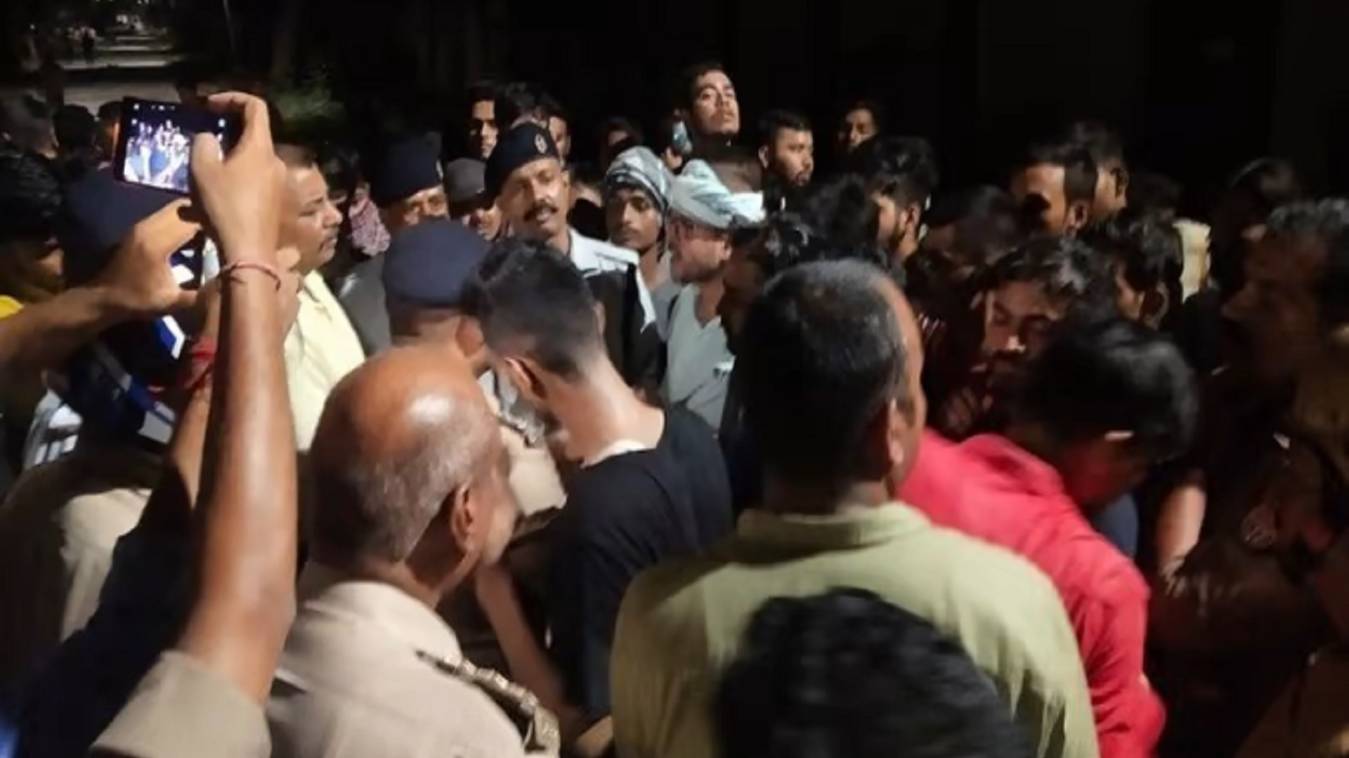 BHU में भारत-पाकिस्तान मैच के बाद दो हॉस्टलों के बीच चले पत्थर-डंडे, चार छात्र ट्रॉमा सेंटर में भर्ती