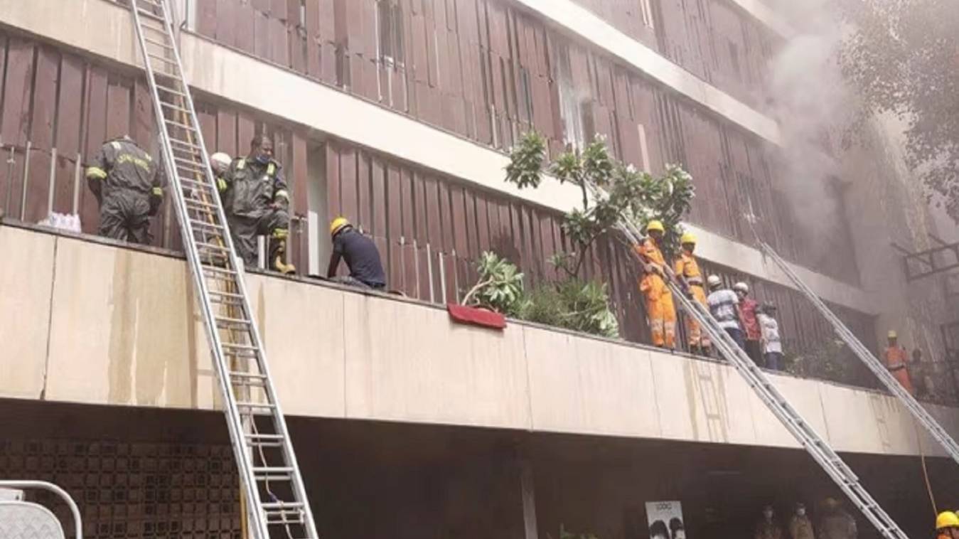 हजरतगंज के होटल में लगी भीषण आग: 2 की मौत-7 घायल,  सीएम योगी ने दिए जांच के आदेश