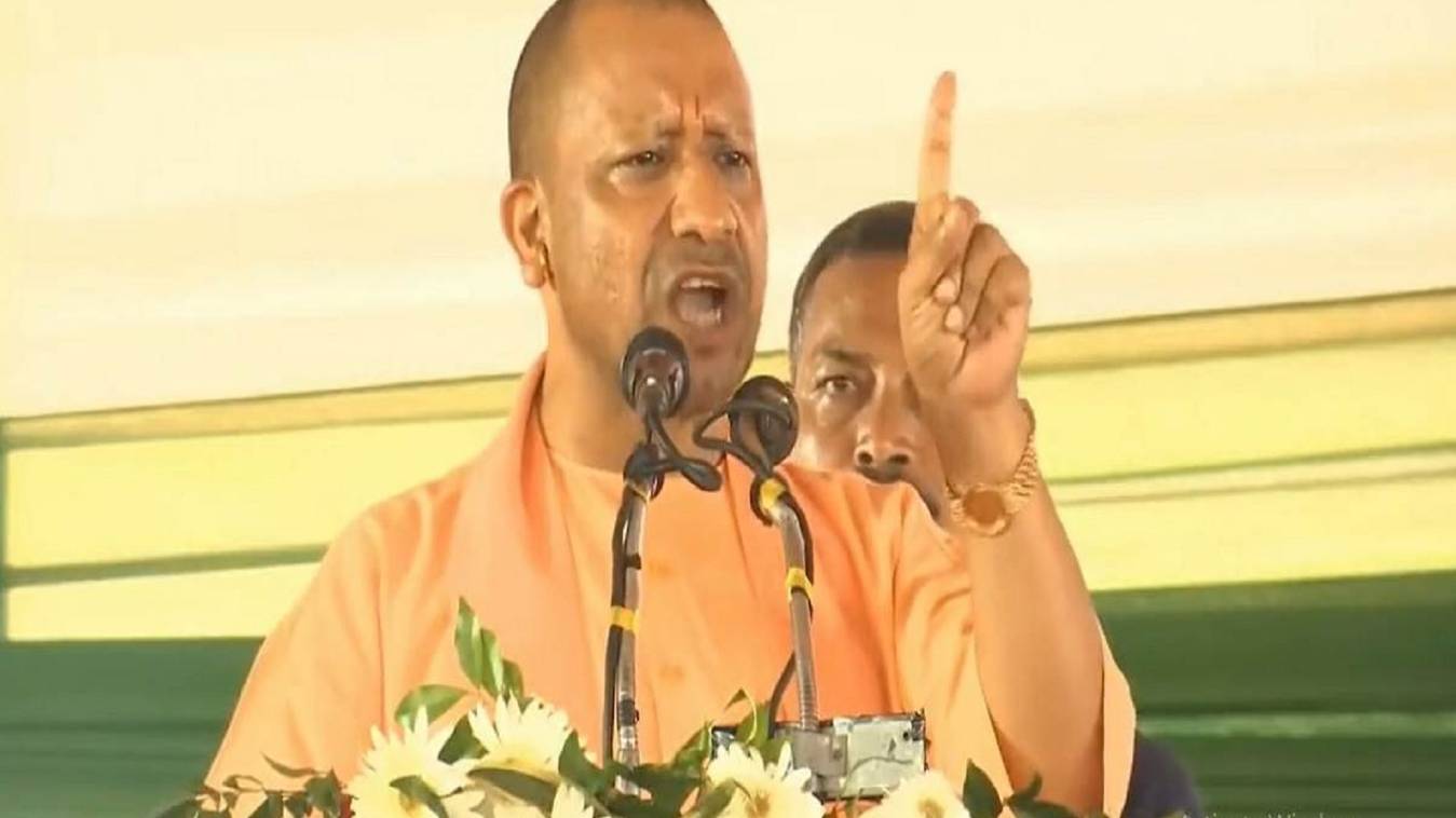 जौनपुर में माफियाओं पर गरजे सीएम, कहा भ्रष्टाचारी कोई भी होगा उसकी संपत्ति कुर्क करने में नहीं करेंगे संकोच