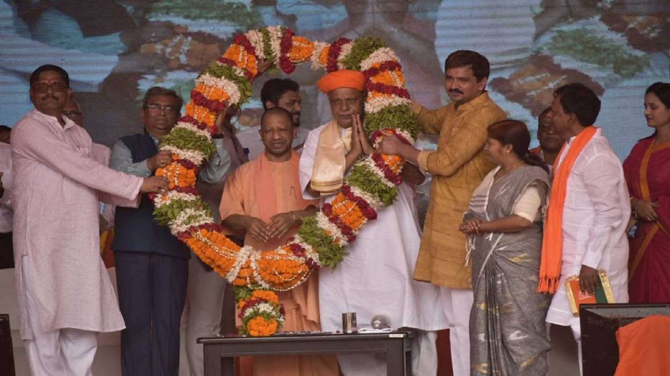 गाजीपुर में सीएम योगी ने पीजी कालेज बाबू राजेश्वर प्रसाद सिंह की प्रतिमा का किया अनावरण