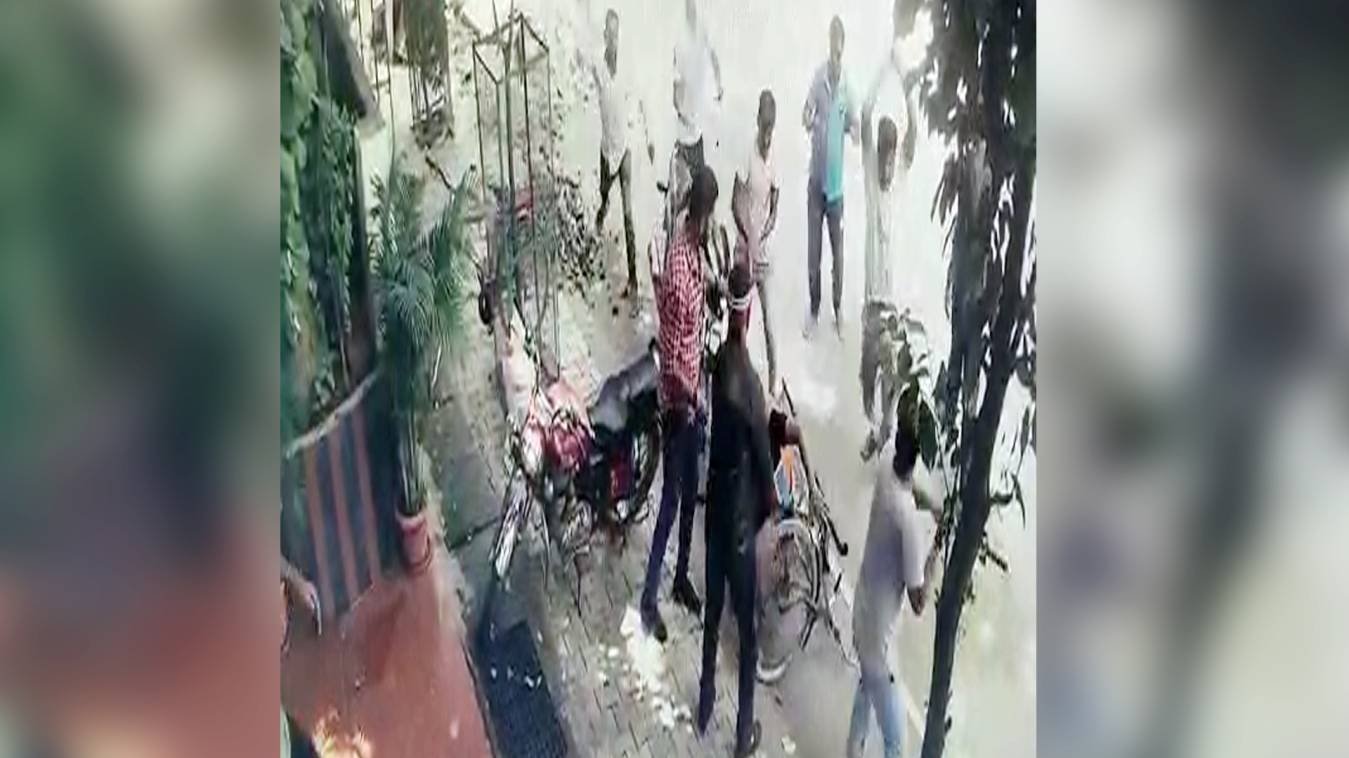 सारनाथ स्थित होटल सिद्धार्थ में बदमाशों ने तोड़फोड़ के साथ किया लूटपाट