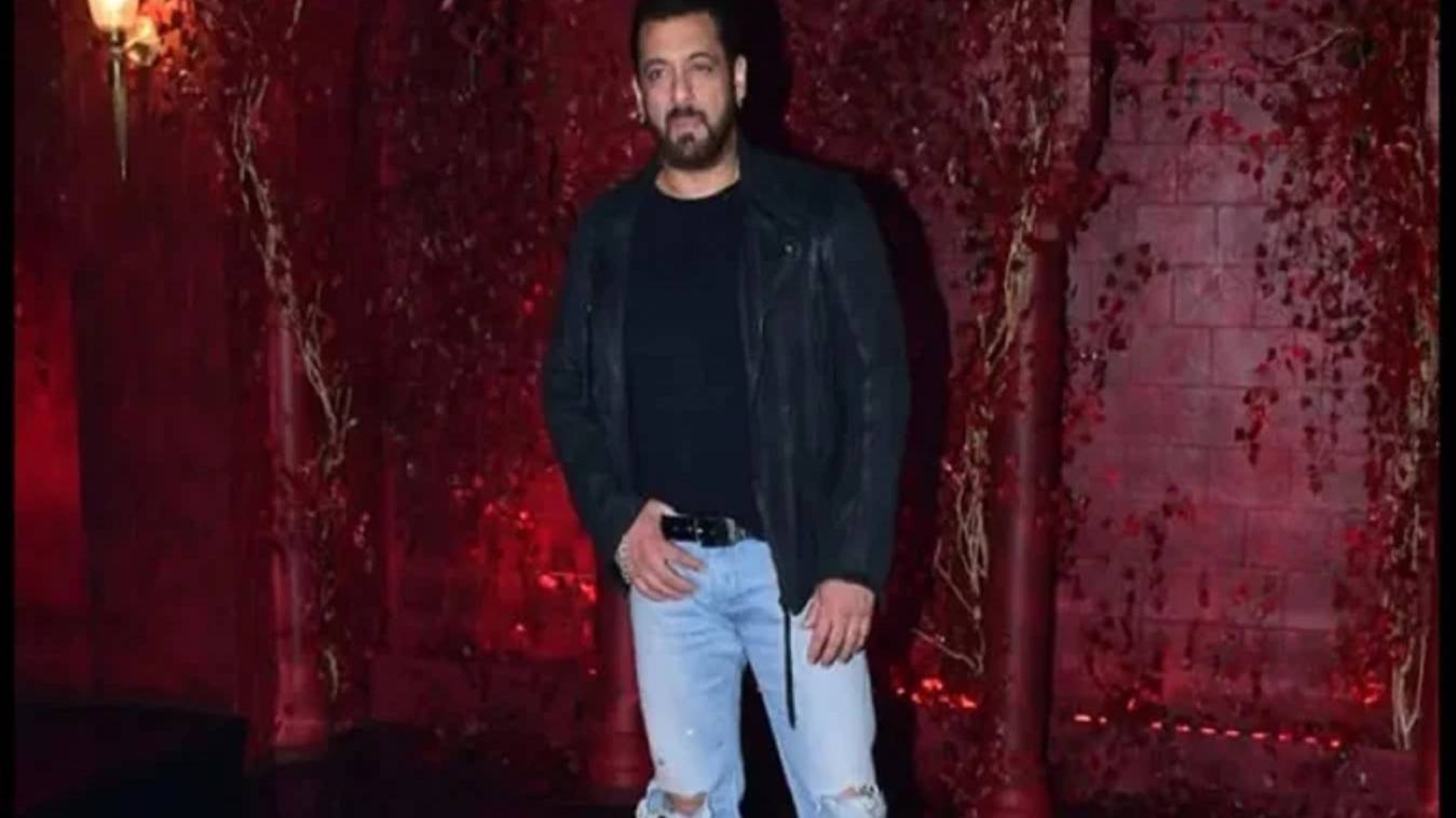 सलमान खान के घर अचानक पहुंची मुंबई पुलिस, जाने क्यों? 