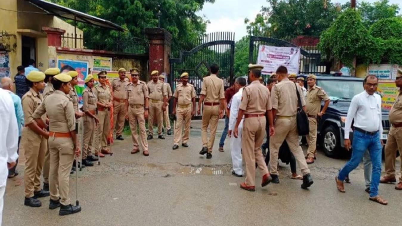 मुख्तार अंसारी की गैंगस्टर एक्ट में मऊ कोर्ट में पेशी, मीडिया से हंसकर कहा- बोलने पर है पाबंदी