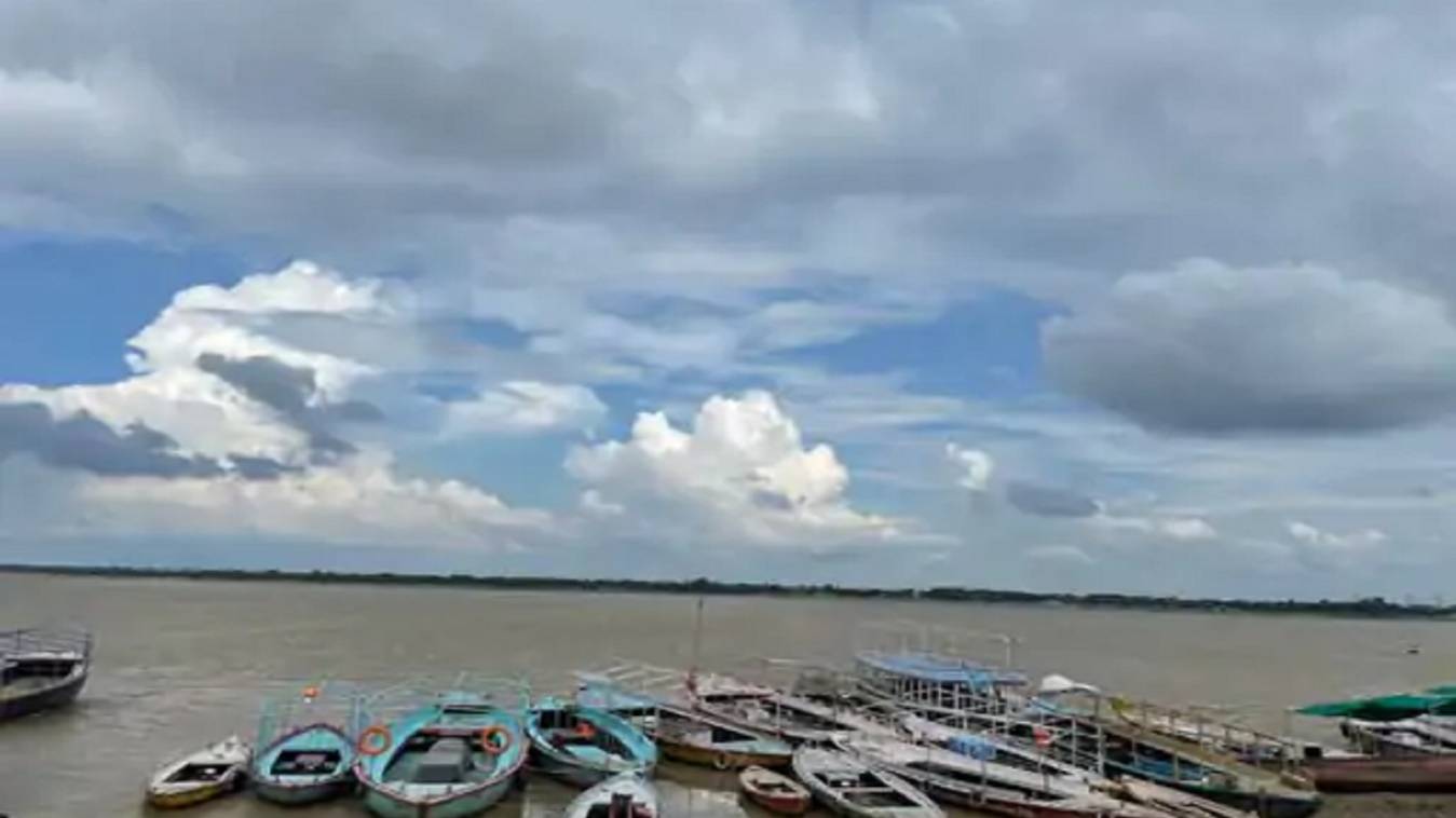  वाराणसी में तेज हवा संग जमकर बरसे बादल, मौसम हुआ खुशनुमा