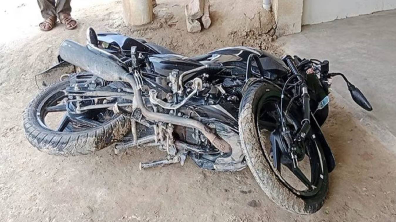  छुट्टा पशु से टकराई बाइक, मौत, एक गंभीर