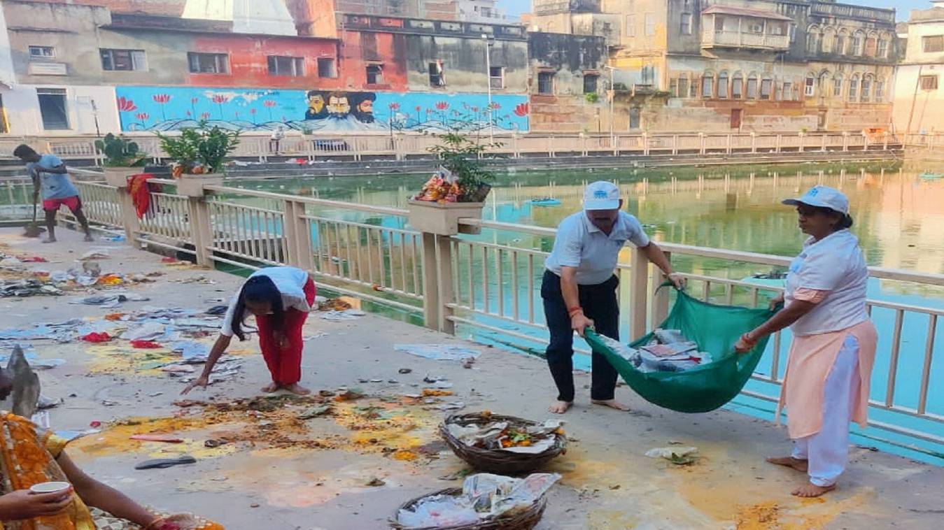 मातृ नवमी पर लक्ष्मी कुंड में बिखरी गंदगी को नमामि गंगे ने किया साफ