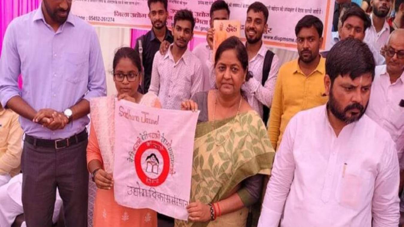 दीनदयाल संकुल में प्रदर्शनी का शुभांरभ 