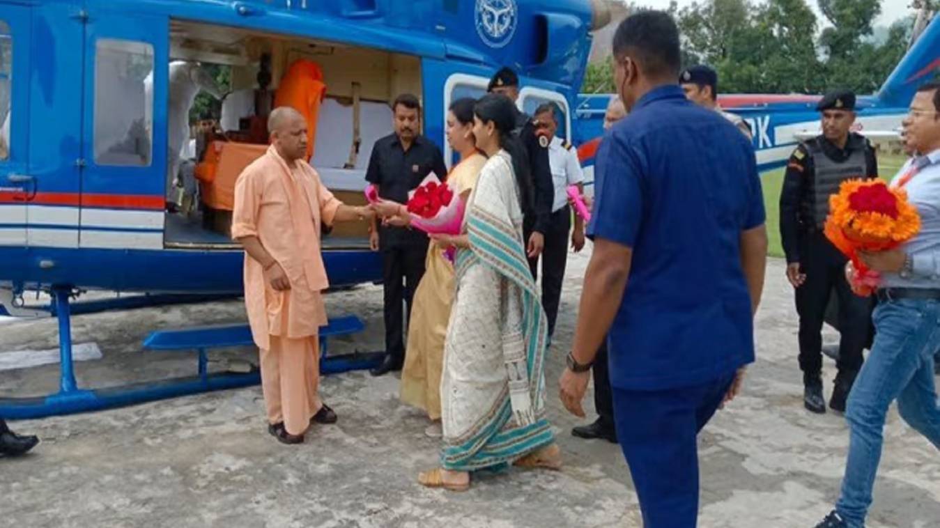 सीएम योगी आदित्यनाथ पहुंचे मिर्जापुर, विंध्याचल मंदिर में दर्शन कर विकास कार्य की समीक्षा