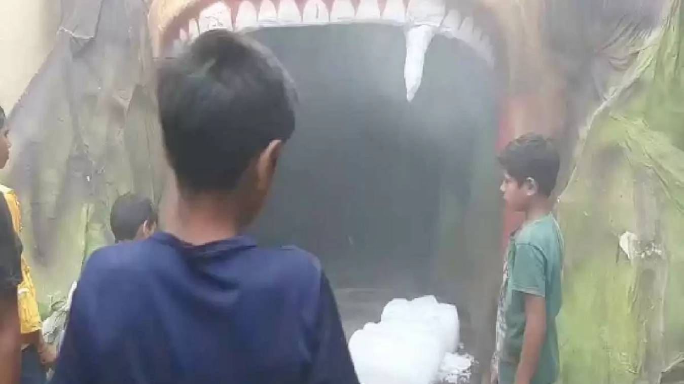 वाराणसी के चेतगंज पूजा पंडाल में लगी आग, टला हादसा