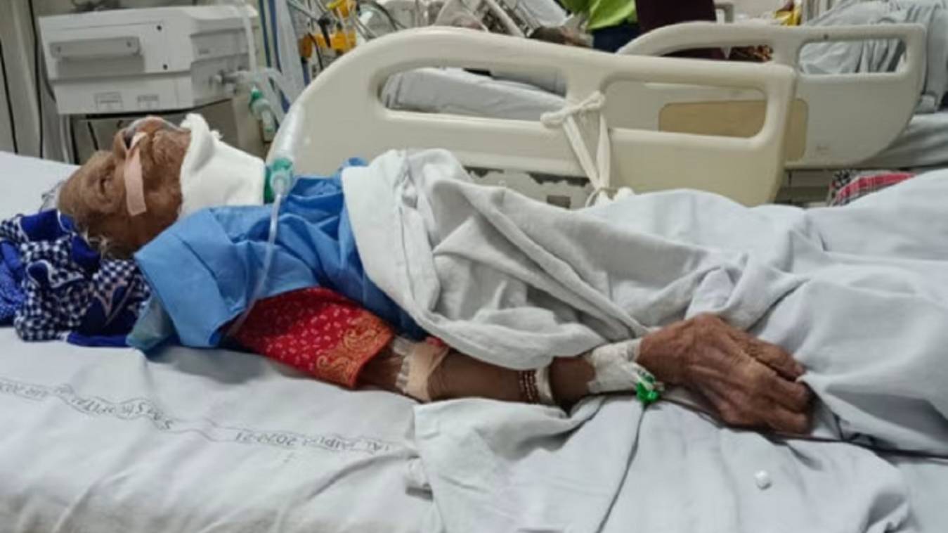 बदमाशों ने चांदी के कड़े लूटने के लिए 108 साल की महिला के काटे दोनों पैर