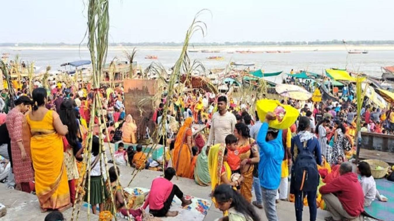 वाराणसी में अस्ताचलगामी भगवान सूर्य को अर्घ्य देने घरों से निकली व्रती महिलाएं, छठ के मधुर गीतों से गूंज रहे घाट