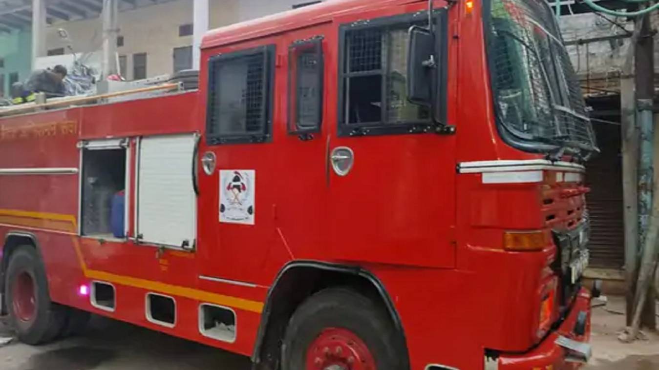 वाराणसी में स्टेशनरी और कंप्यूटर पार्ट्स के गोदाम में लगी आग, लाखों का हुआ नुकसान