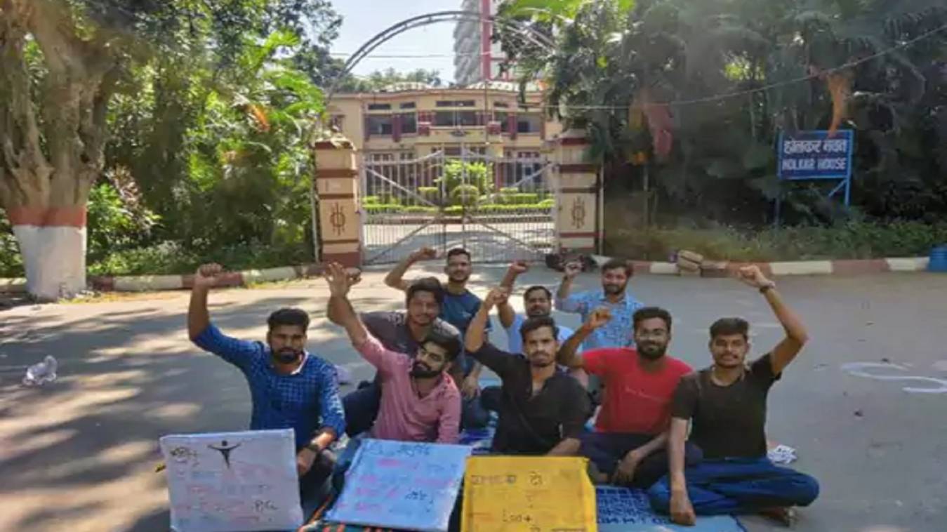बीएचयू में सीट बढ़ाने की मांग को लेकर भूख हड़ताल पर बैठे बीएएमएस के छात्र
