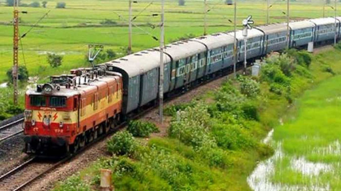 चलती ट्रेन से उतरने में युवक ने खोया बांया पैर 