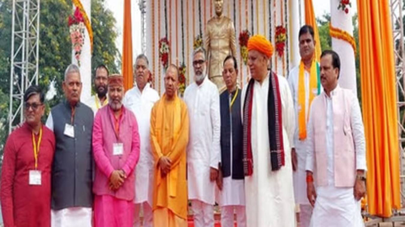 सीएम योगी आदित्‍यनाथ ने बलिया में पूर्व प्रधानमंत्री चंद्रशेखर की प्रतिमा का किया अनावरण