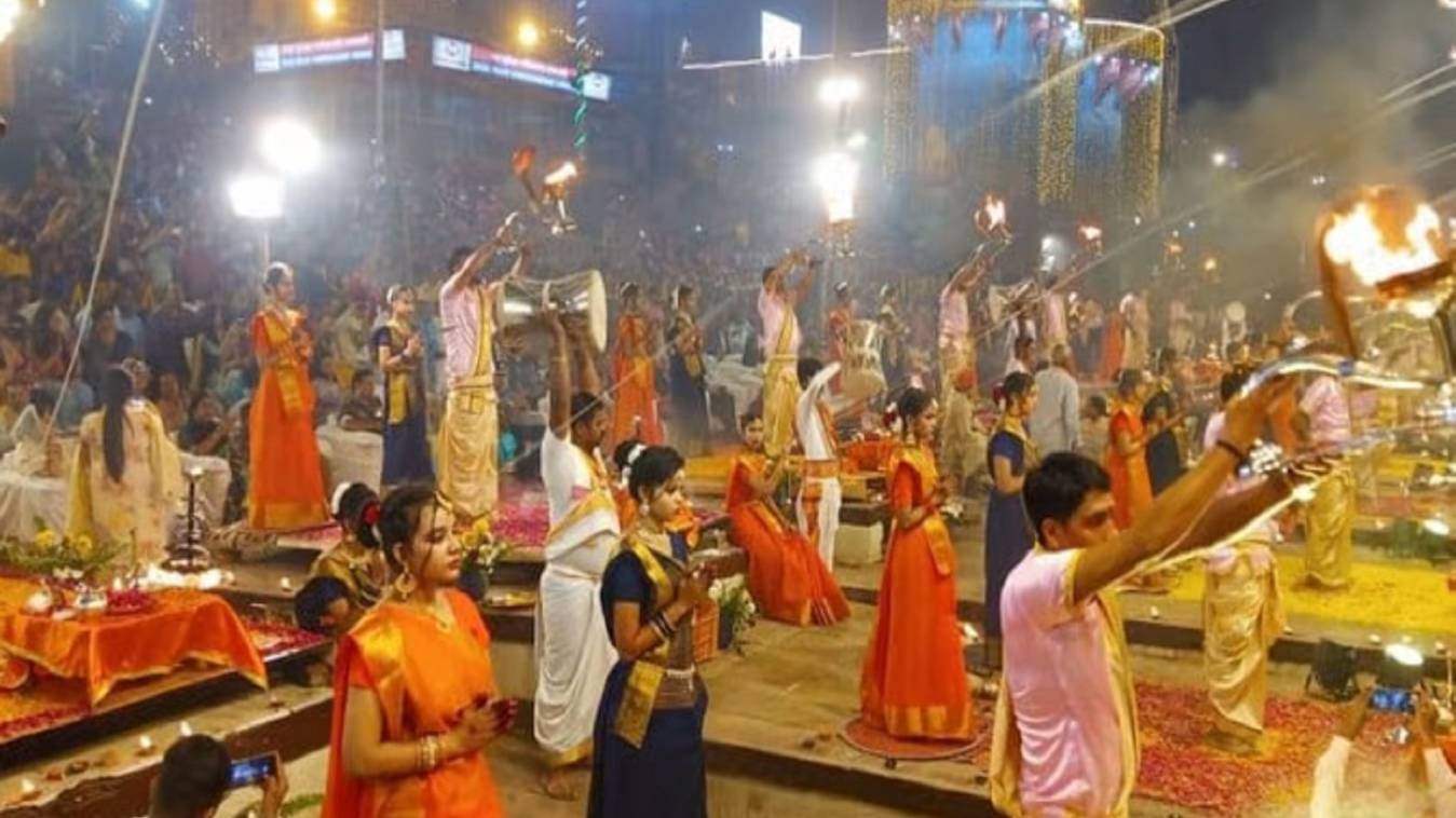 वाराणसी में देव दीपावली पर 84 घाटों पर रोशन हुए 21 लाख दीपक