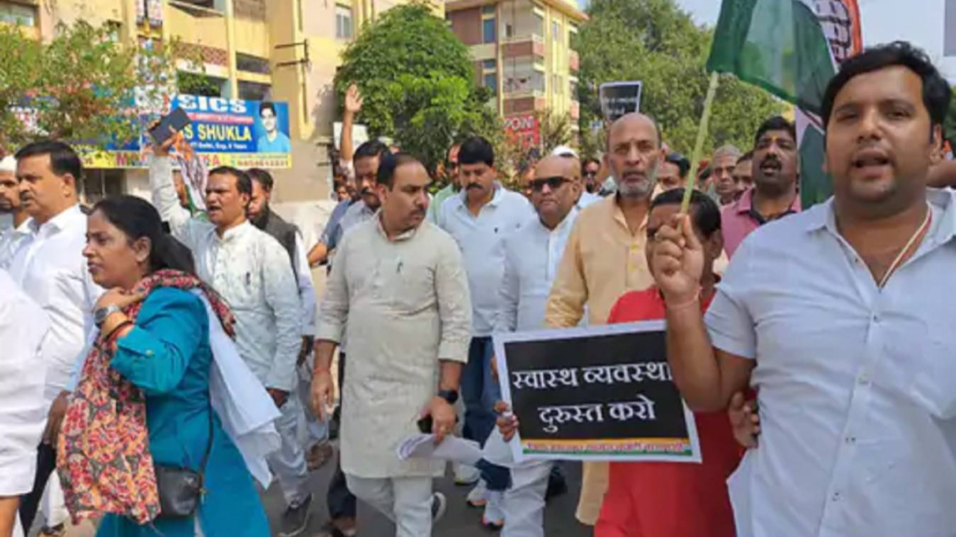 वाराणसी में डेंगू के बढ़ते मामलों को लेकर कांग्रेसियों ने सीएमओ ऑफिस को घेरा