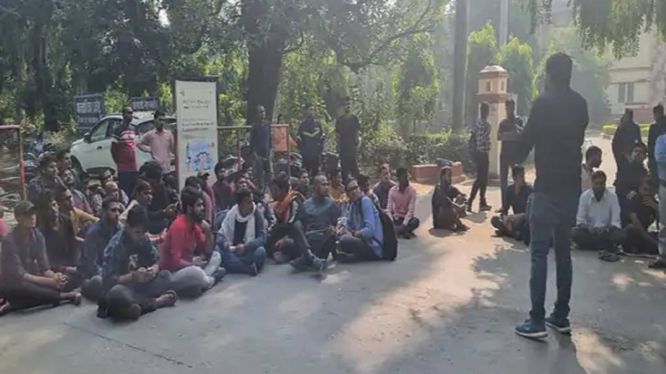 BHU की लॉ फैकल्टी में छात्रों का धरना प्रदर्शन जारी, परीक्षा देने की मांग पर अड़े छात्र 