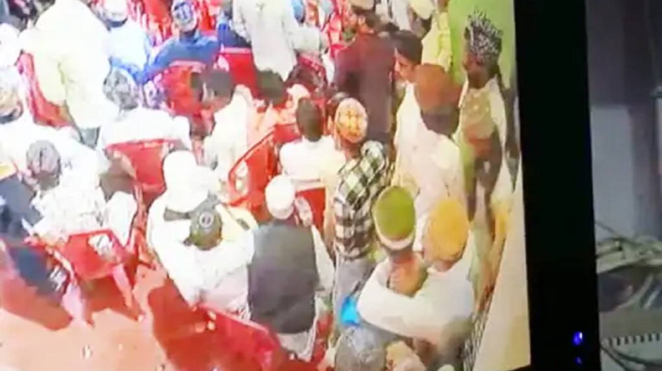 वाराणसी में बाबा के उर्स के मौके पर चोरी कर भागते हुए CCTV में हुआ कैद, मोबाइल चोरी करने का वीडियो हुआ वायरल