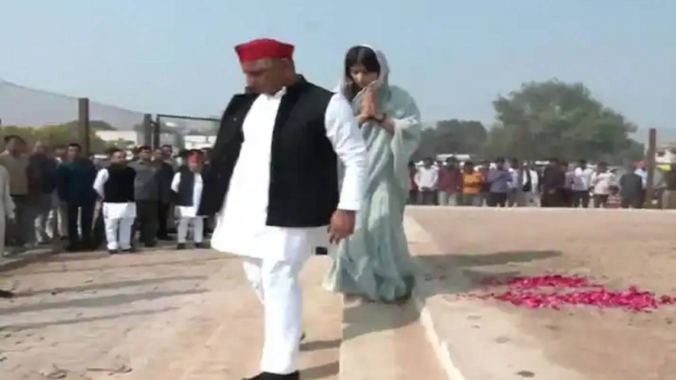 मैनपुरी लोकसभा उपचुनाव के लिए सपा के टिकट पर डिंपल ने भरा पर्चा, अखिलेश- राम गोपाल रहे साथ