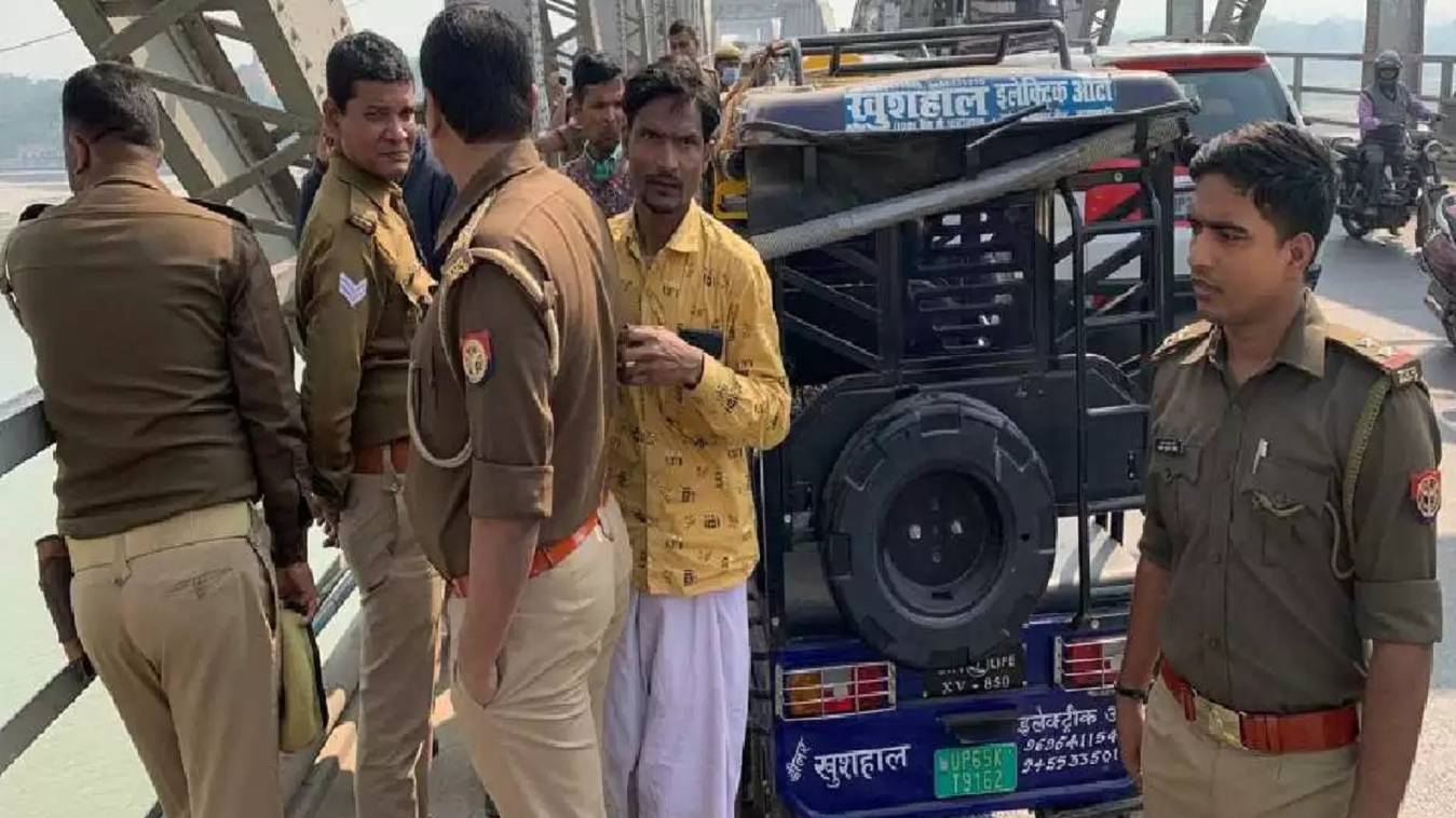 राजघाट पुल पर ई-रिक्शा छोड़ कर चालक ने लगाई गंगा में छलांग