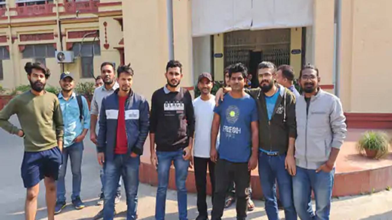 बीएचयू सेंट्रल ऑफिस पर छात्रों का धरना, PhD प्रवेश प्रक्रिया को बंद करने की मांग