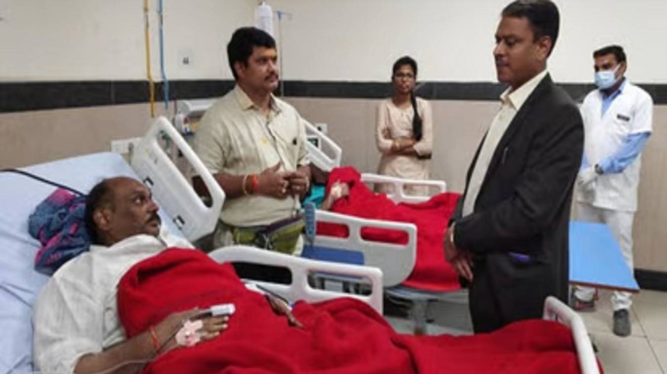 नाव हादसे में घायलों से मिलने BHU पहुंचे DM एस. राजलिंगम