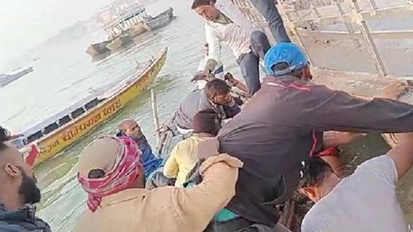 सामने घाट गंगा में नाव पलटने पर नाविक पर हुआ मुकदमा दर्ज