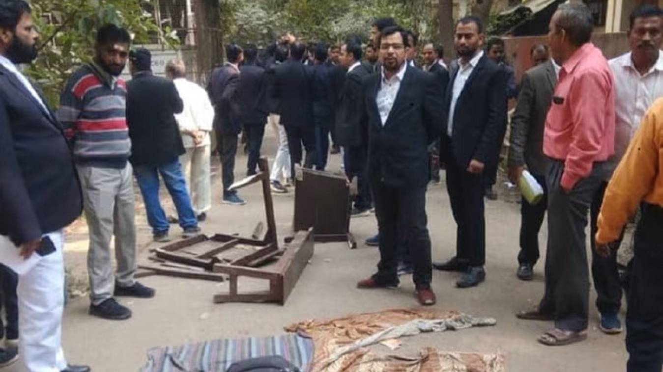 वाराणसी: कचहरी में कुर्सी, मेज टूटने से नाराज अधिवक्ताओं का प्रदर्शन, जिला प्रशासन पर लगाया अनदेखी का आरोप  
