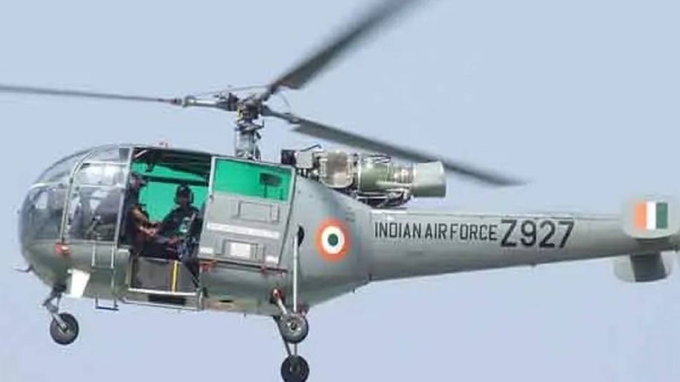 संदिग्ध तकनीकी समस्या के कारण Chetak Helicopter की एहतियाती लैंडिंग