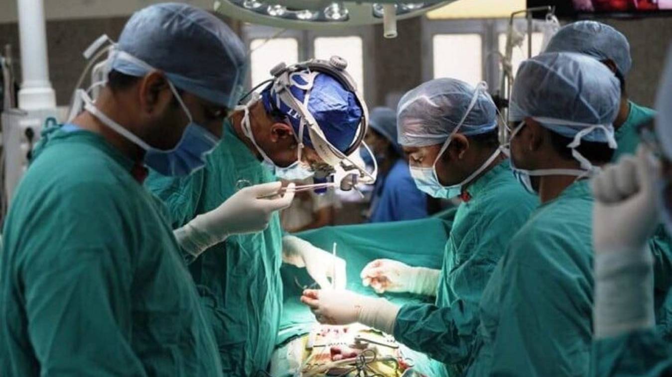 BRD मेडिकल कॉलेज में मरीज को बिना बेहोश किए हाथ-पैर बांधकर किया ऑपरेशन, महिला ने डॉक्टरों पर लगाया आरोप