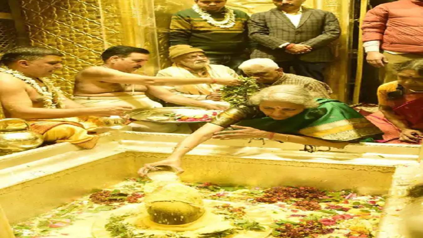 काशी विश्वनाथ धाम में वित्तमंत्री ने लगाई हाजिरी, BHU के छात्रों से किया संवाद 