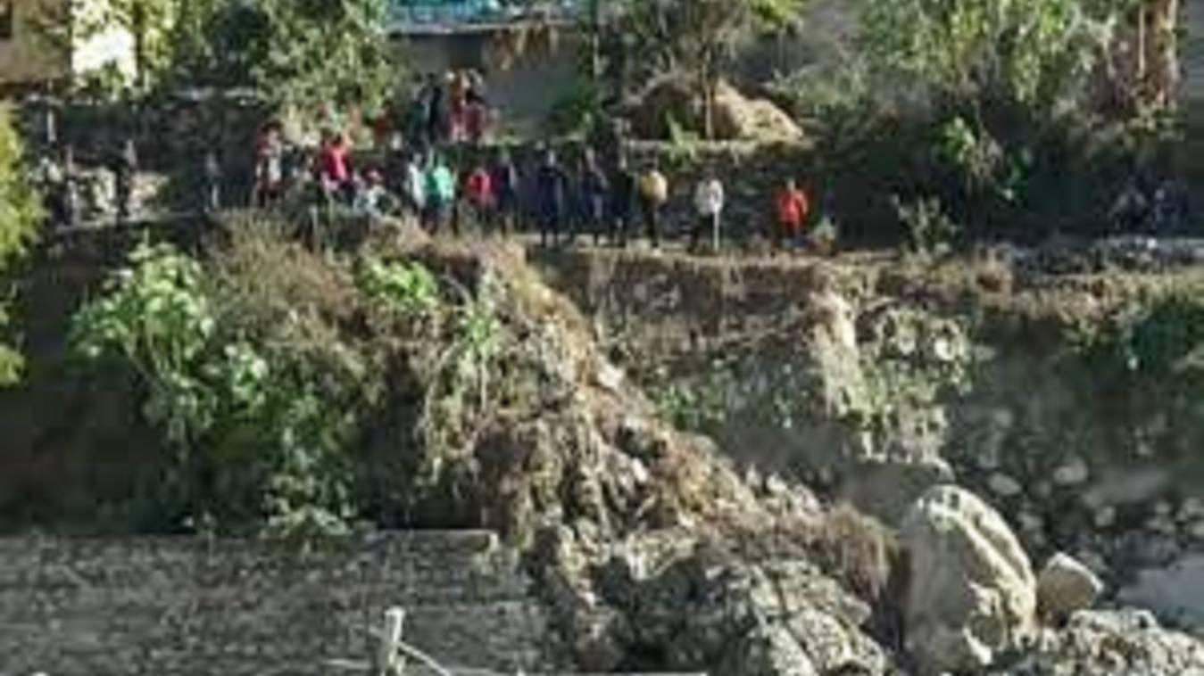 पिथौरागढ़ में नेपाल की ओर से पत्थरबाजी, तटबंध का निर्माण कर रहे मजदूरों में मची अफरा-तफरी 