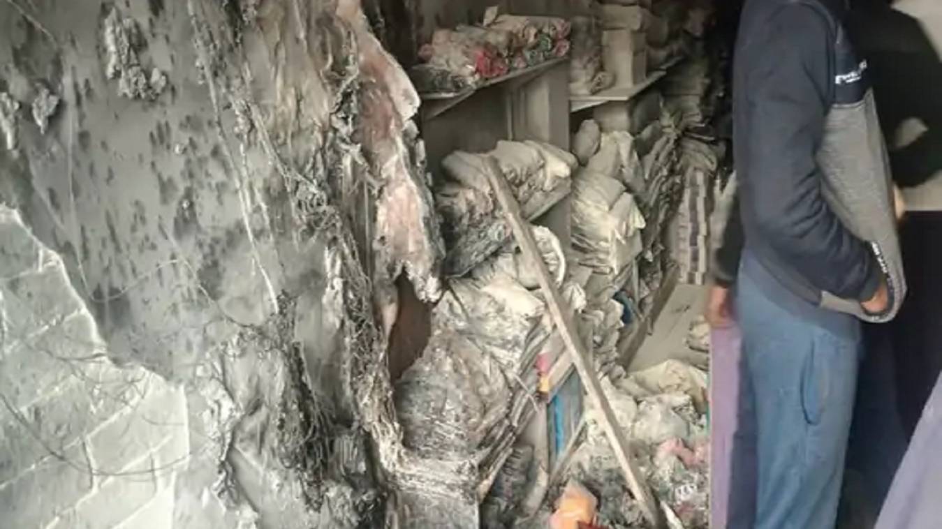 वाराणसी में दुकान में आग लगने से लाखों हुआ नुकसान, शॉर्ट सर्किट बताई जा रही वजह
