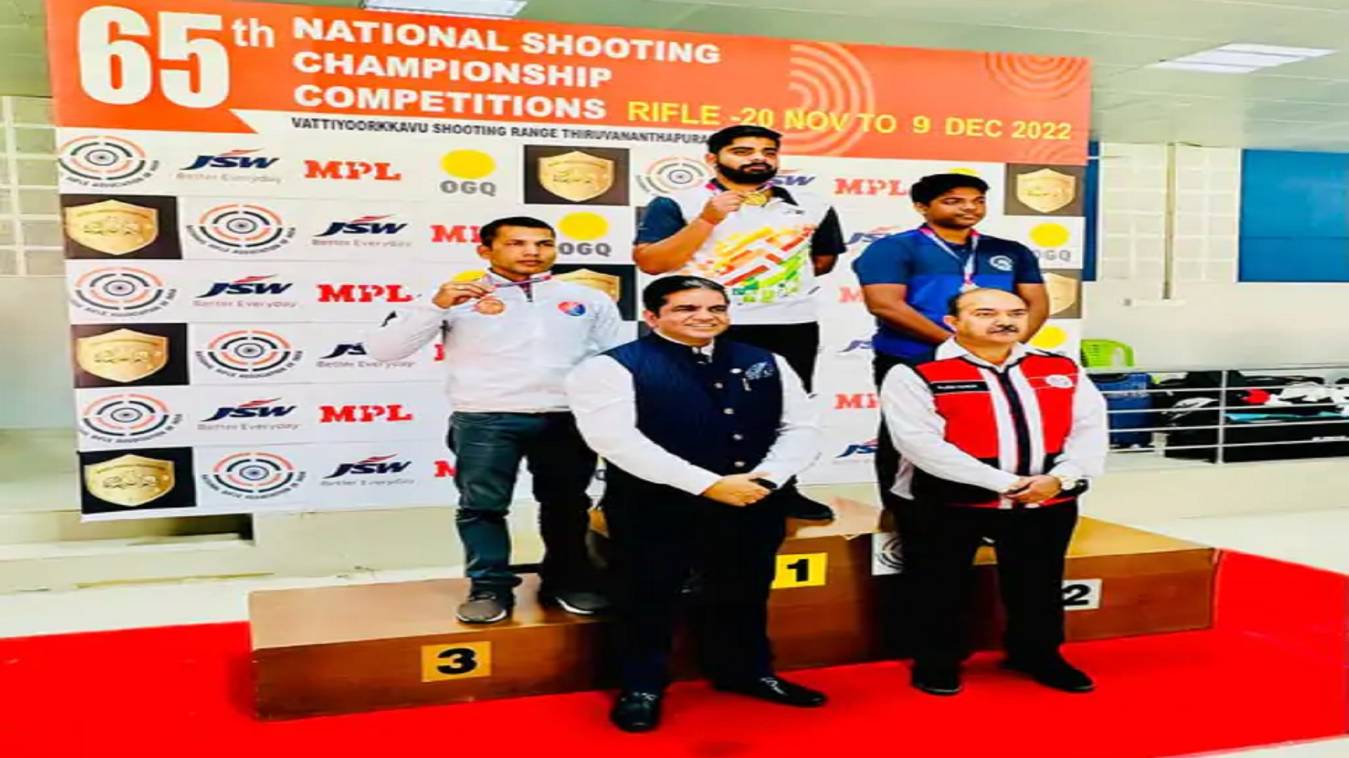 बनारस के शशांक त्रिपाठी ने केरल में 65वीं नेशनल शूटिंग चैंपियनशिप में जीता गोल्ड मेडल, टीम के साथ पाए सिल्वर