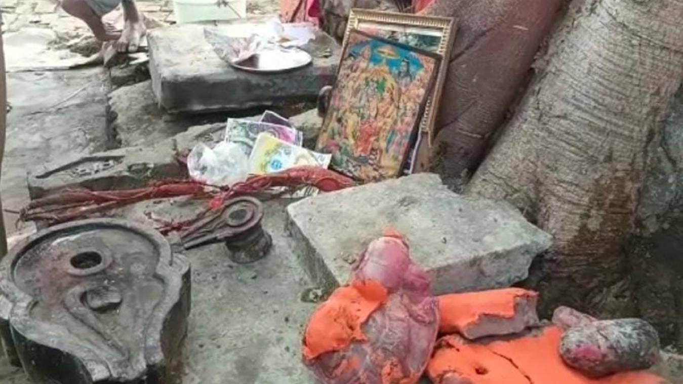 वाराणसी में 50 साल पुराने मंदिर में तोड़फोड़, शिवलिंग और हनुमान मूर्ति को किया क्षतिग्रस्त 
