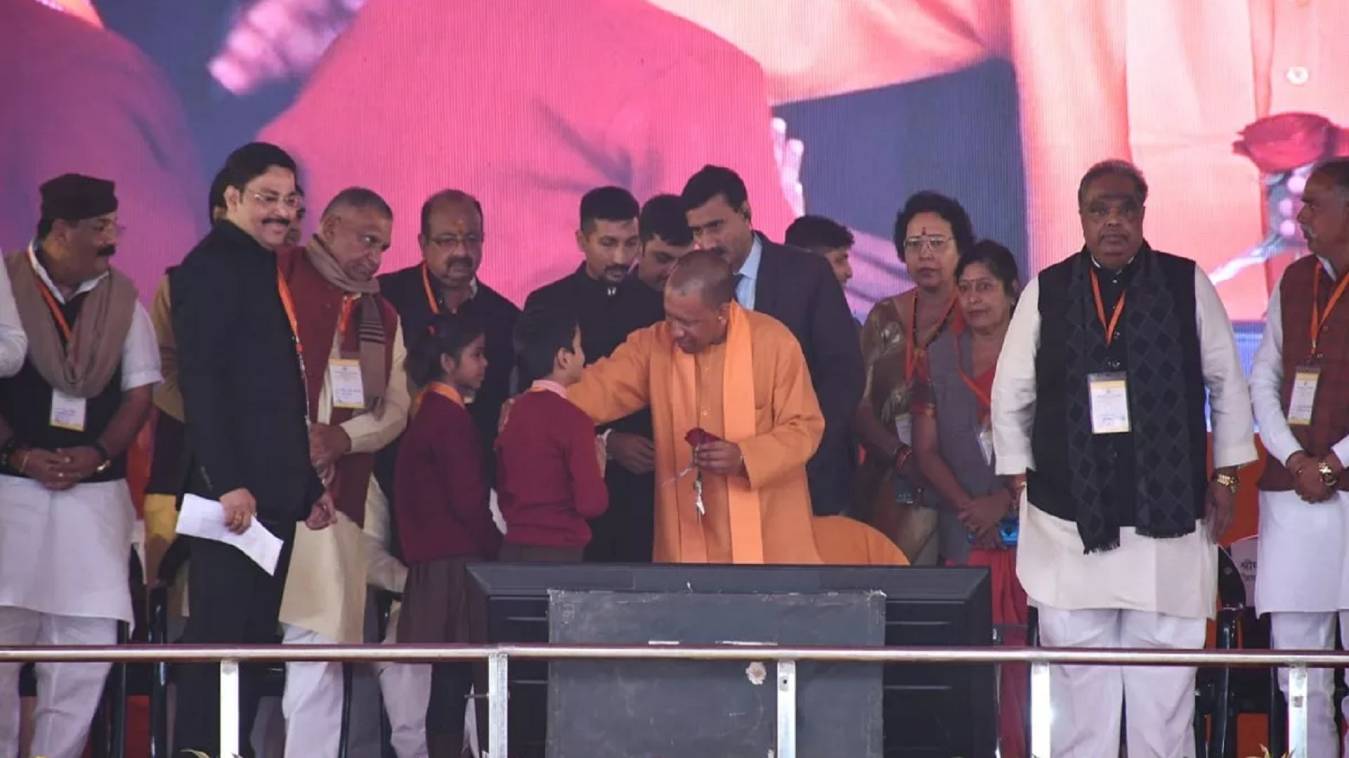 सीएम योगी ने कानपुर को 387.59 करोड़ की 272 परियोजनाओं का द‍िया तोहफा 