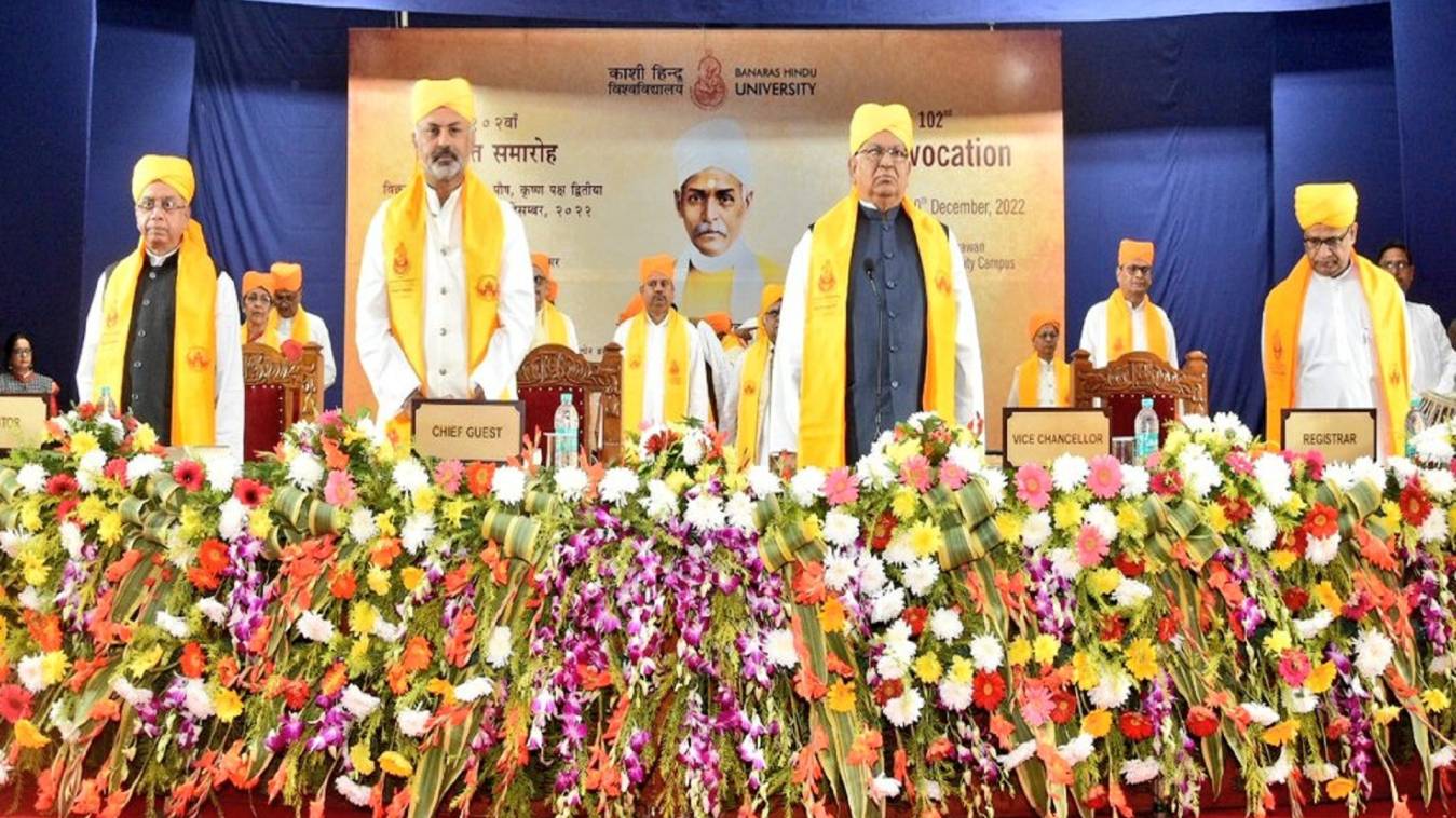 BHU दीक्षांत समारोह: मेडल मिलते ही मेधावियों केचेहरे पर चमकी सोने सी आभा 