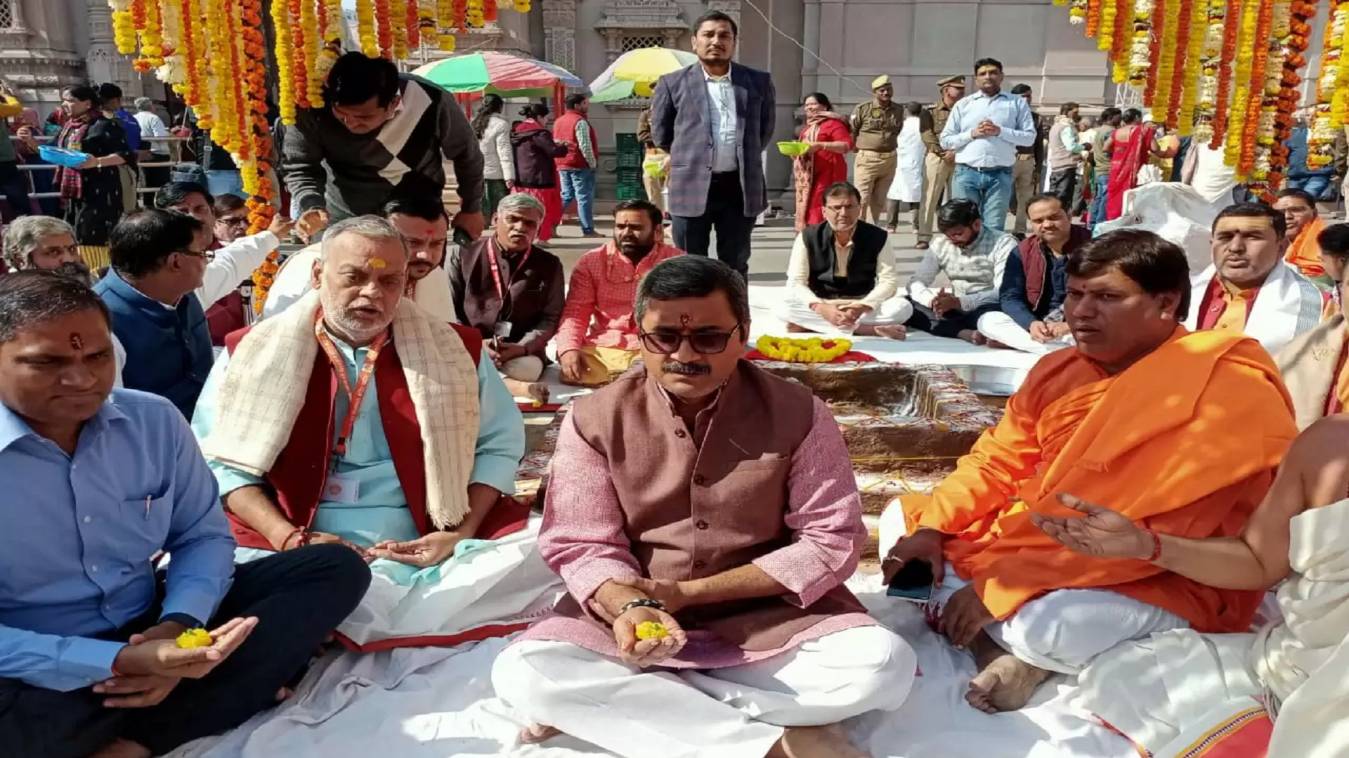 काशी विश्वनाथ धाम की पहली वर्षगांठ पर हवन-पूजन, बाबा के दर्शन को उमड़े श्रद्धालु