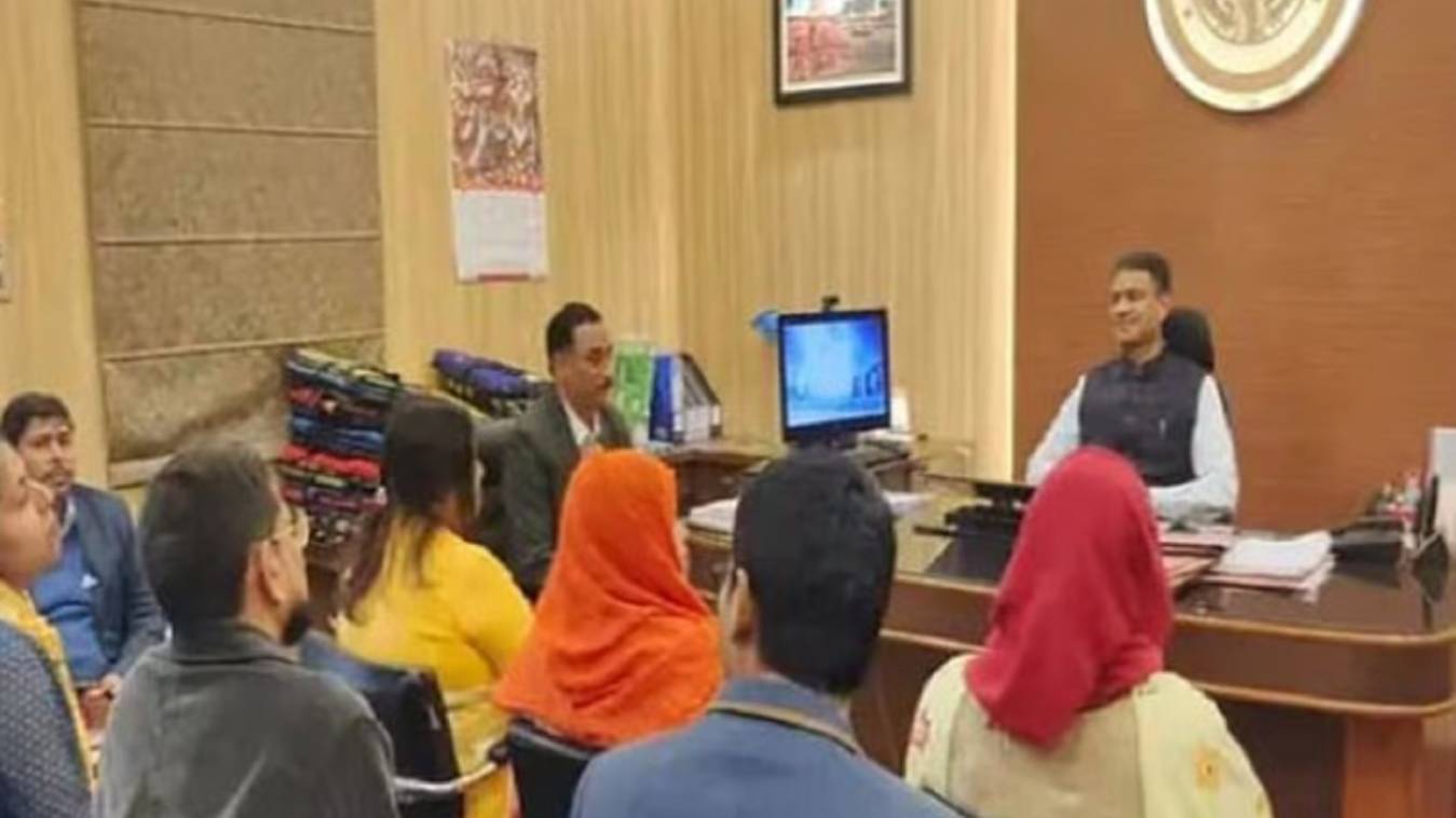 फोर्टिफाइड राइस वितरण के अध्ययन के लिए काशी पंहुचा बांग्लादेशी प्रतिनिधिमंडल, DM से की मुलाकात