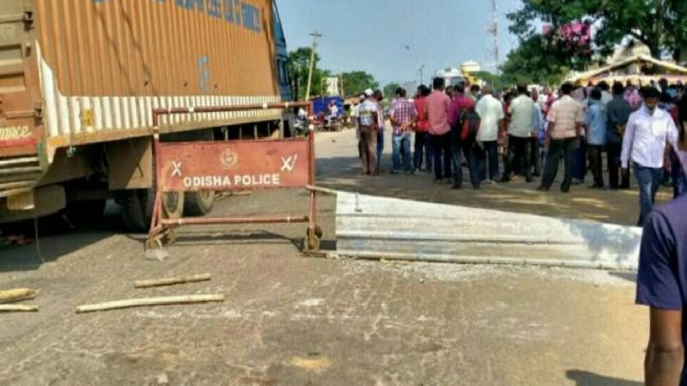 कंटेनर की चपेट में आने से महिला की मौत, बाइक सवार घायल 