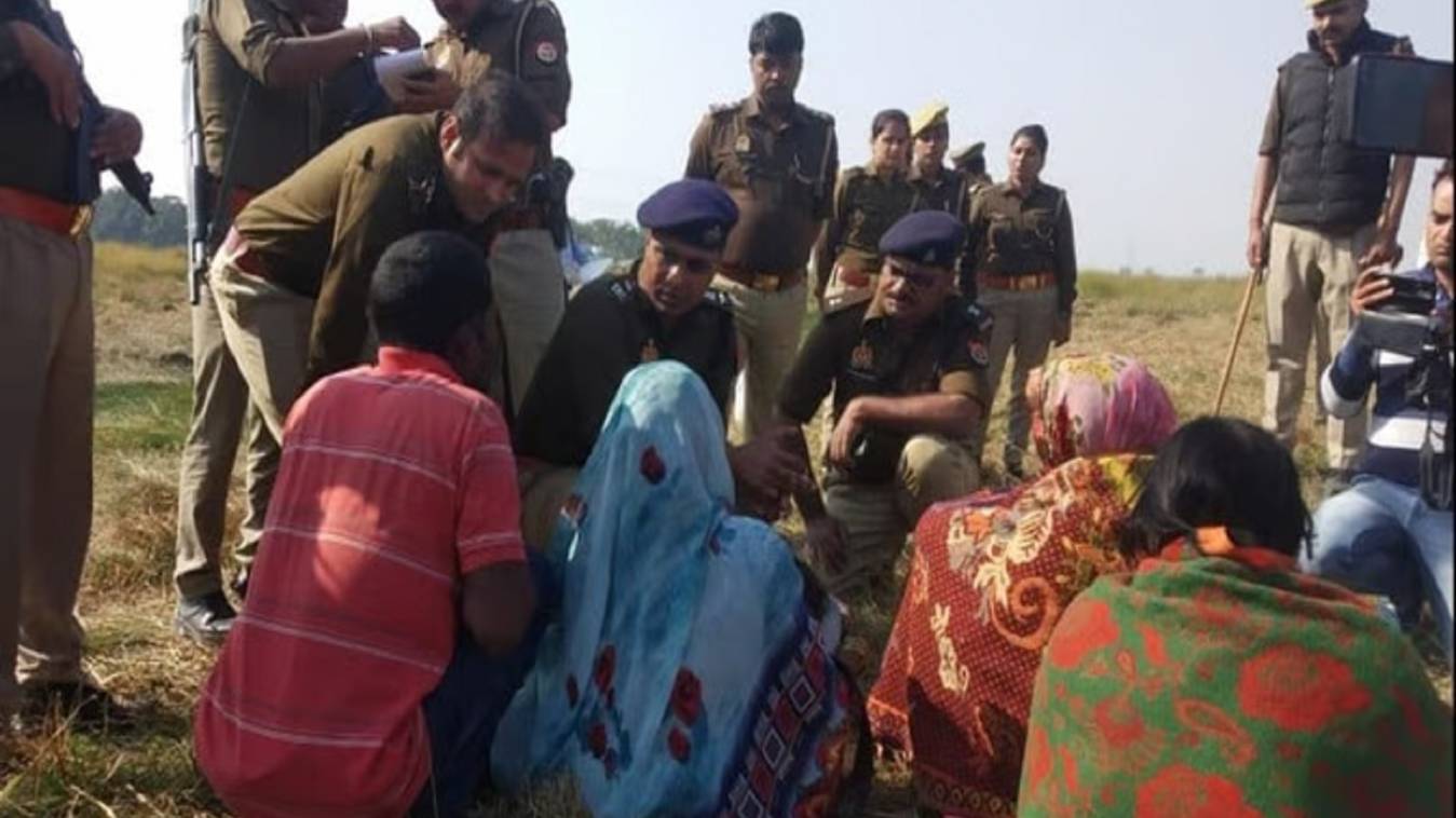 Bhadohi: तालाब किनारे झाड़ियों में मिला आठ साल की बच्ची का शव, रेप के बाद हत्या की आशंका